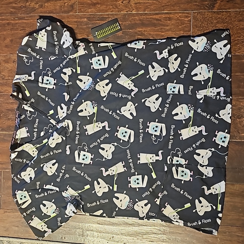 Scrub top new with teeth